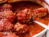 Рецепта Печени телешки кюфтета с доматен сос на фурна